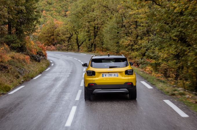 Jeep Avenger Electric: ξαναμοιράζει την τράπουλα [Βίντεο]