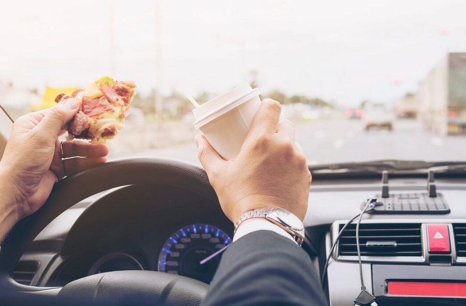 Φαγητό κατά την διάρκεια της οδήγησης: Πρόστιμο και κίνδυνοι το 2024