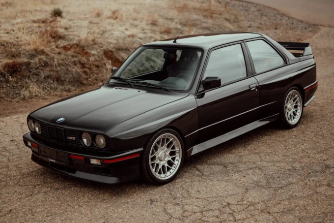 BMW M3 1986: Μια « καυτή μπέμπα» παλιάς κοπής στο σφυρί (Βίντεο)