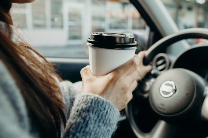 Μεγάλα ταξίδια: 10 συμβουλές για να μείνετε ξύπνιοι ενώ οδηγείτε