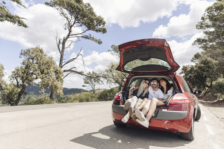 friends-making-enjoyment-car-trunk-road (1)