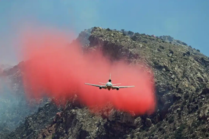 DC-10-Air-Tanker-extinguishing-fire