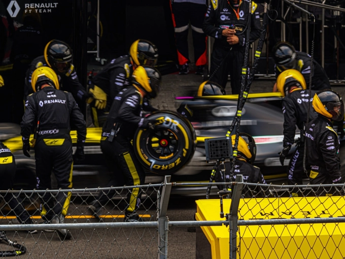 Renault-F1-team-pit-crew-chagning-tires