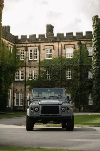 Lando-Norris-has-a-convertible-Land-Rover-Defender-with-a-pizza-oven-3