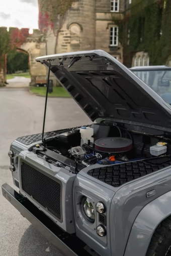 Lando-Norris-has-a-convertible-Land-Rover-Defender-with-a-pizza-oven-4