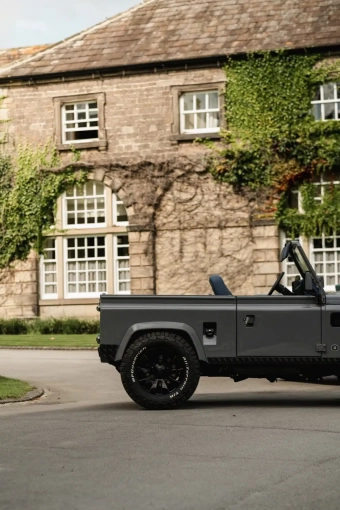 Lando-Norris-has-a-convertible-Land-Rover-Defender-with-a-pizza-oven-5