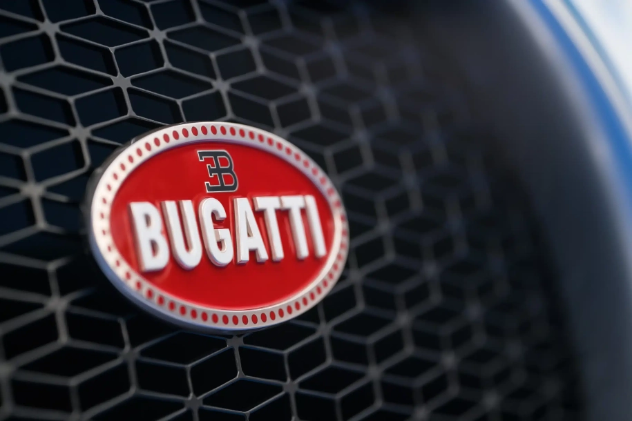 Τί συμβολίζει το έμβλημα της Bugatti; Δεν είναι απλά ένα B