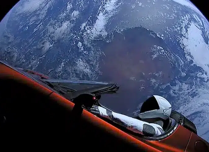 Αυτό είναι το ακριβές έτος που το Tesla που εκτόξευσε ο Elon Musk στο διάστημα θα έρθει πιο κοντά στη Γη