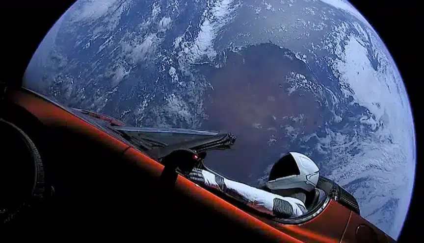Αυτό είναι το ακριβές έτος που το Tesla που εκτόξευσε ο Elon Musk στο διάστημα θα έρθει πιο κοντά στη Γη