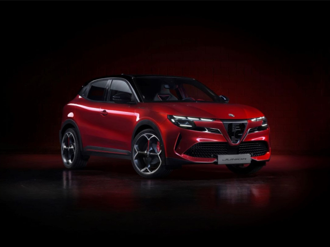 Ελληνική πρεμιέρα για την Alfa Romeo Junior στην Auto Athina 2024